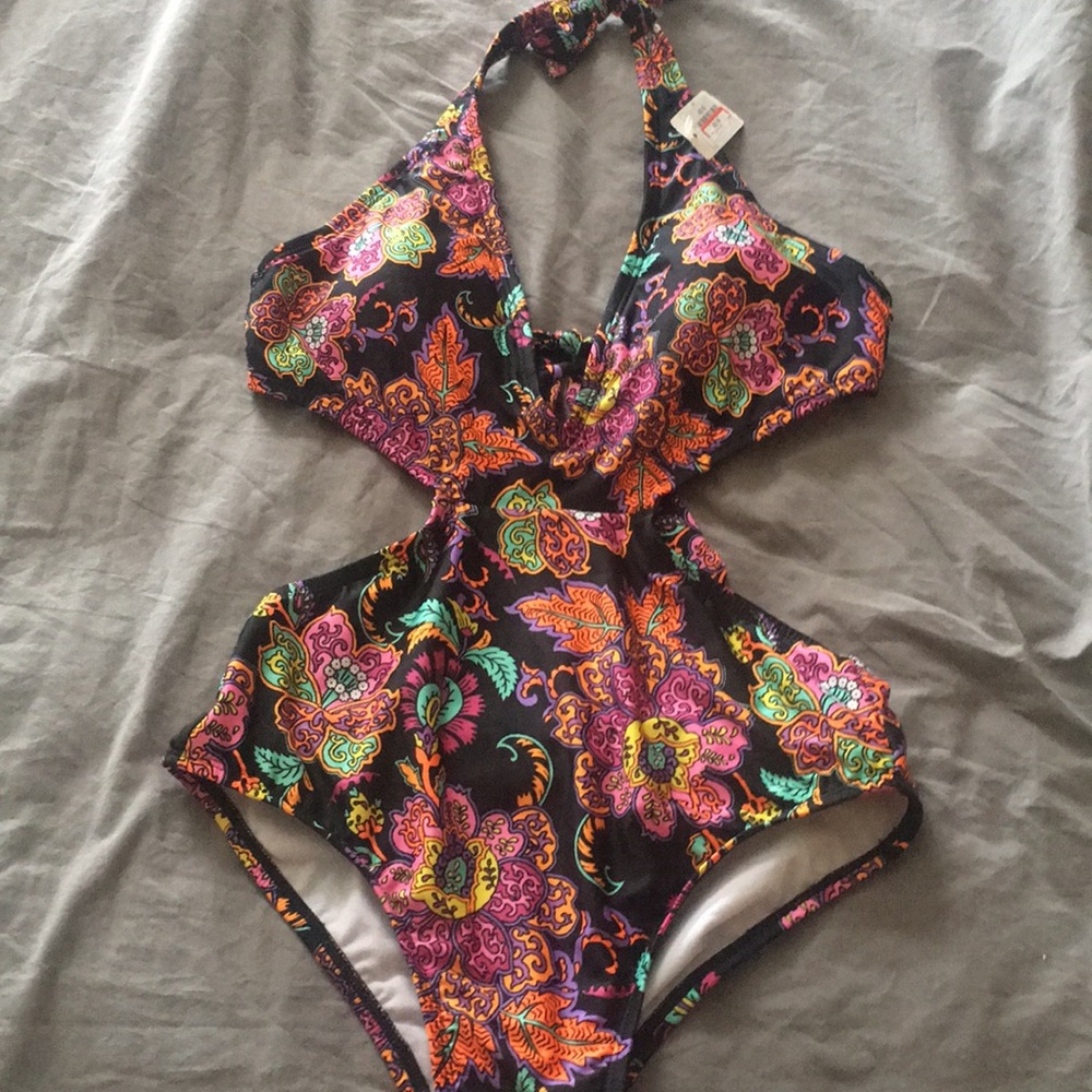 Clean water brand new one piece size xs
